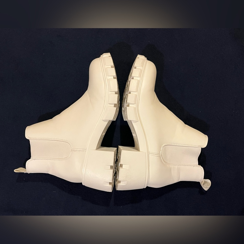 Steve Madden white Chelsea boots. Ankle-high. Chunky heel. Elastic side panel. 8 - Picture 9 of 12
